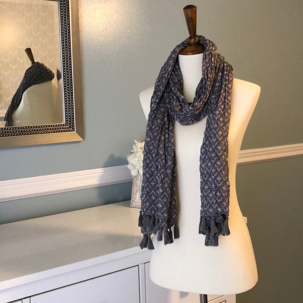 Grey Print Tassel Scarf